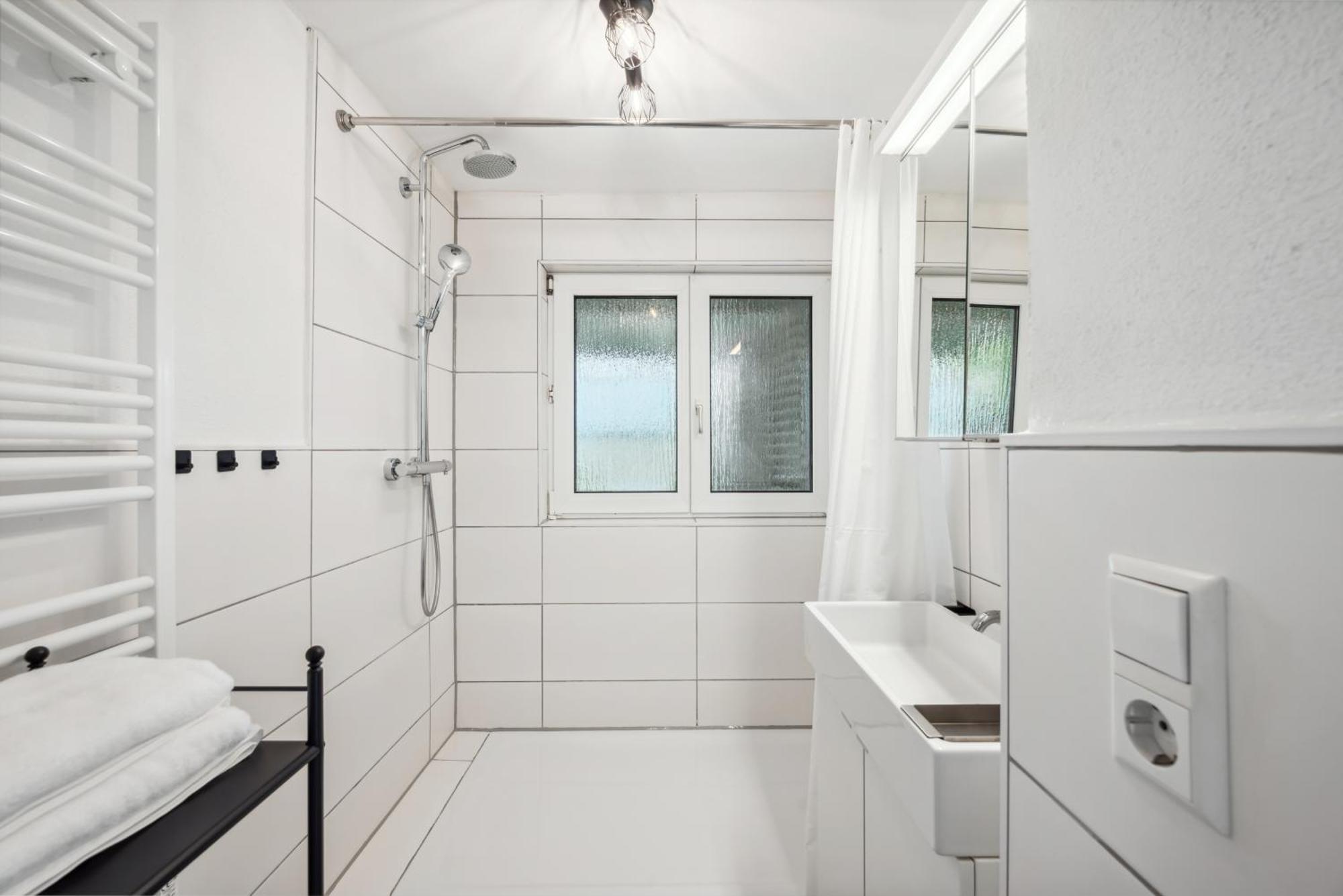 Malu Rooms - Ruhige Lage, Erdgeschoss, Smarttv, Netflix, 24H Checkin, Ludwigsburg Buitenkant foto