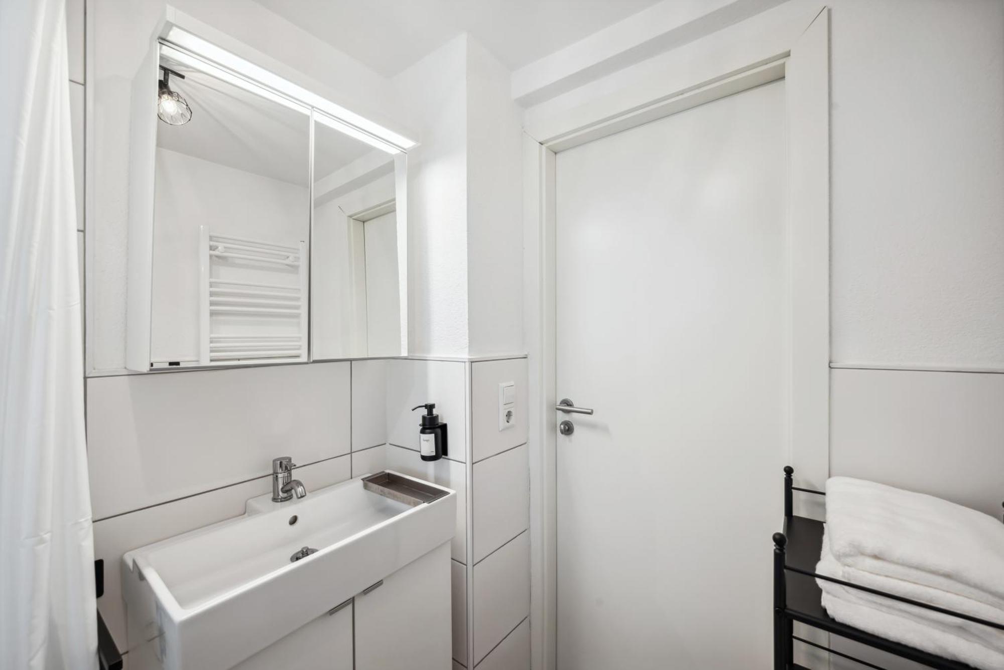 Malu Rooms - Ruhige Lage, Erdgeschoss, Smarttv, Netflix, 24H Checkin, Ludwigsburg Buitenkant foto